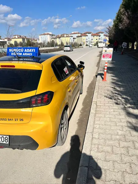 Eğitim aracı – sürücü adayı aracı tabelası